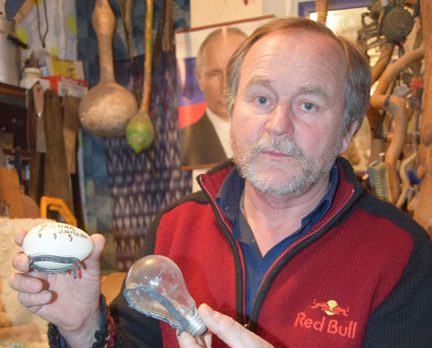 Сијалицу поткива уз помоћ зубарске игле: Самоуки уметник Живота из Лапова примењује необичне технике